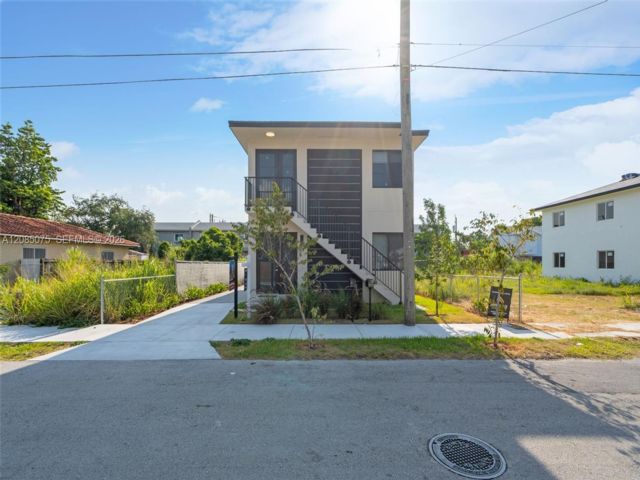  3 BR,  2.00 BTH &nbsp;Duplex style home in Miami