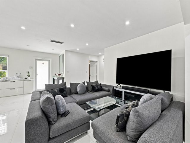 [PHOTO]