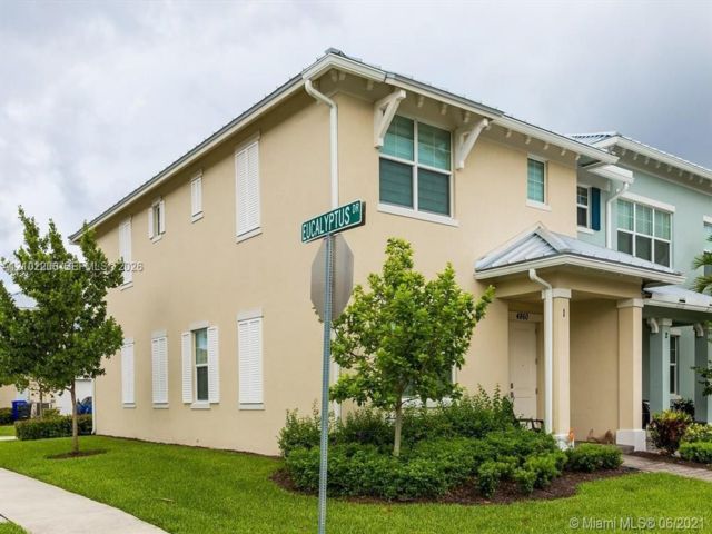  3 BR,  2.50 BTH &nbsp;Townhouse style home in Hollywood