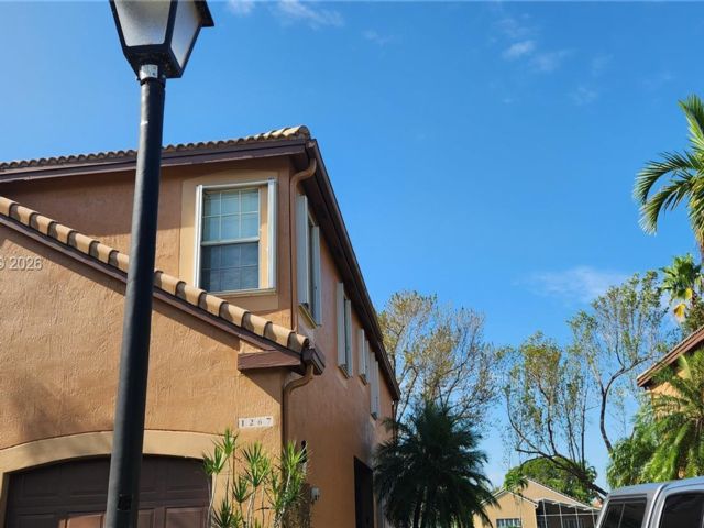 4 BR,  2.50 BTH &nbsp; style home in Weston