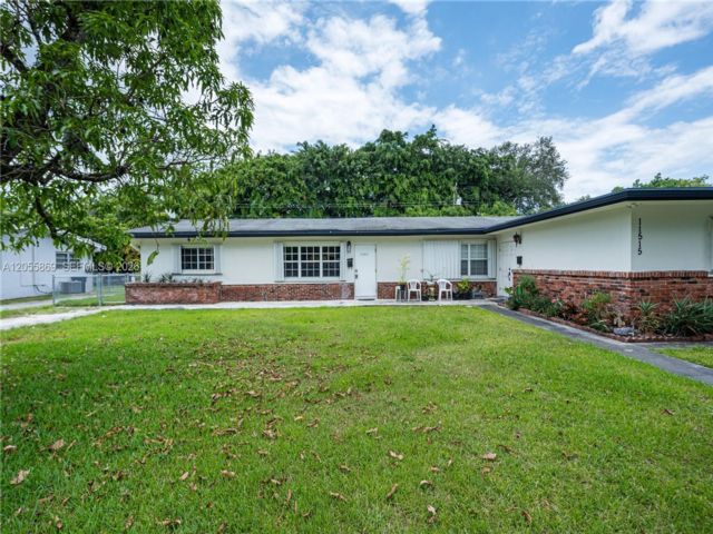  3 BR,  2.00 BTH &nbsp;Duplex style home in Pinecrest