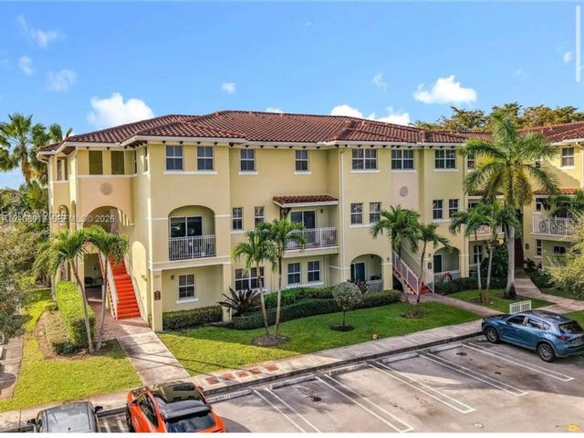  3 BR,  2.50 BTH &nbsp;Apartment style home in Miami