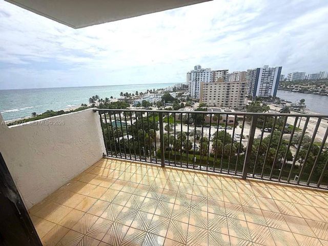  2 BR,  2.00 BTH &nbsp; style home in Hollywood