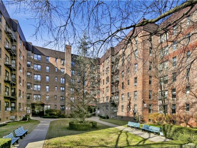  2 BR,  1.00 BTH &nbsp;Co-op style home in Brooklyn