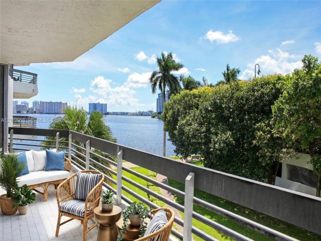  2 BR,  2.50 BTH &nbsp; style home in Aventura
