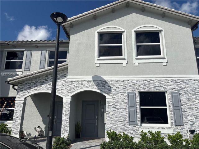  4 BR,  3.00 BTH &nbsp;Townhouse style home in Florida City