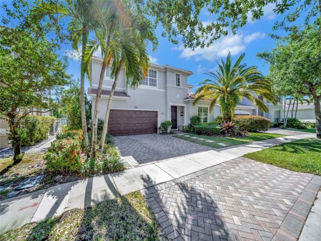  5 BR,  4.00 BTH &nbsp; style home in Weston
