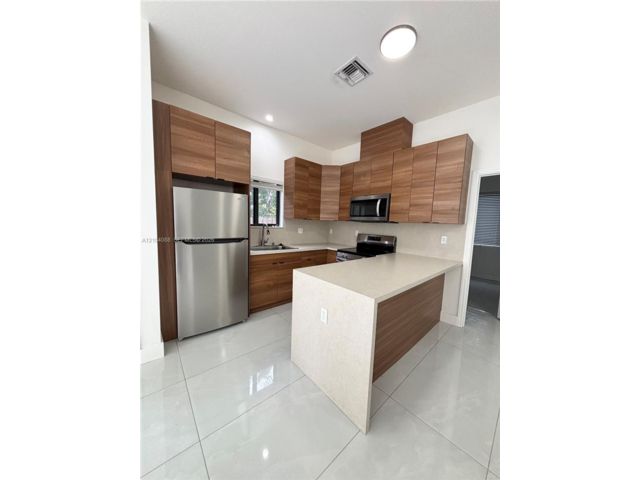 2 BR,  2.00 BTH &nbsp; style home in Hollywood