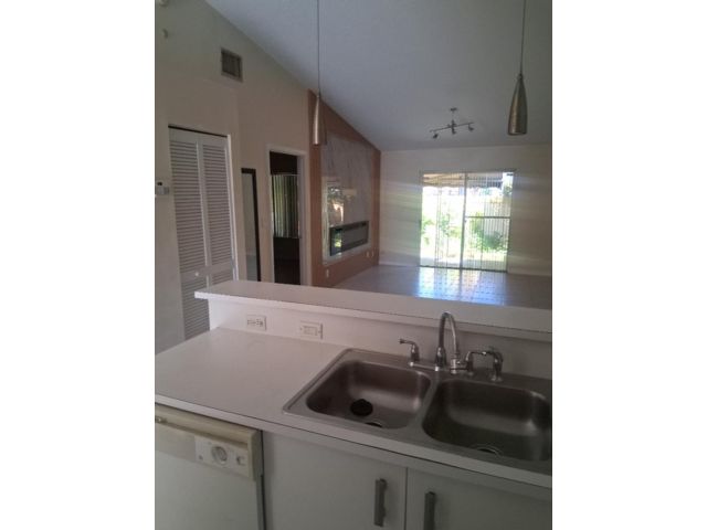  2 BR,  2.00 BTH &nbsp;Townhouse style home in Hallandale