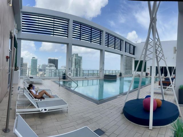 [PHOTO]