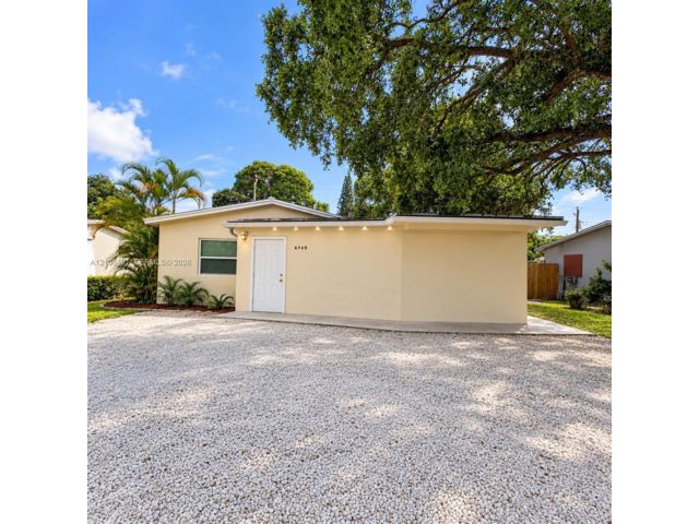  3 BR,  2.00 BTH &nbsp; style home in Hollywood