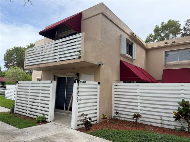  3 BR,  2.50 BTH &nbsp;Townhouse style home in Crossings