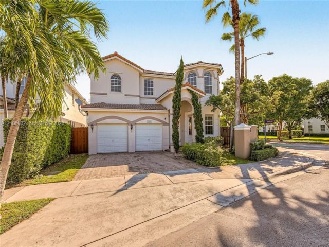  5 BR,  4.50 BTH &nbsp; style home in Medley