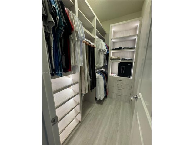 [PHOTO]