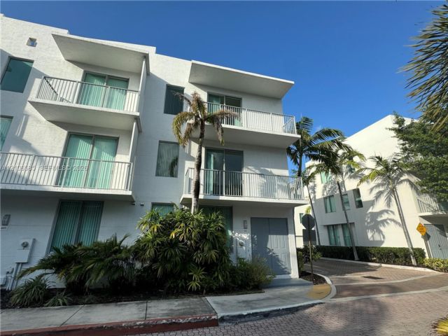  3 BR,  3.00 BTH &nbsp; style home in Hollywood