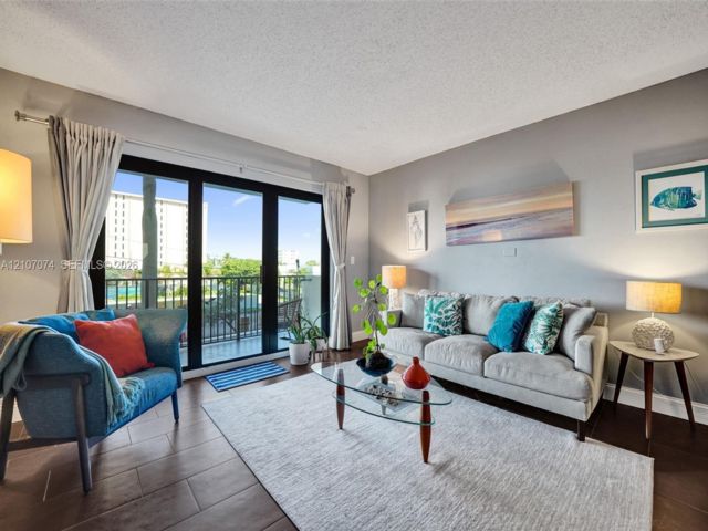  1 BR,  1.00 BTH &nbsp; style home in Hollywood
