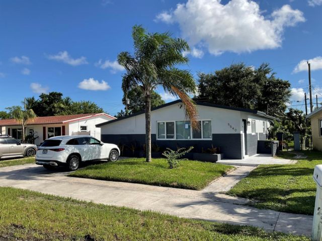  4 BR,  3.00 BTH &nbsp; style home in Hollywood