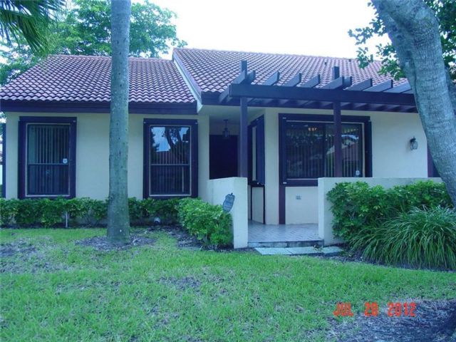  3 BR,  2.00 BTH &nbsp;Villa style home in Tamarac