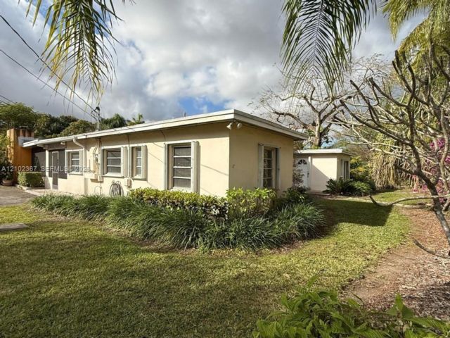  4 BR,  2.00 BTH &nbsp; style home in Kendall