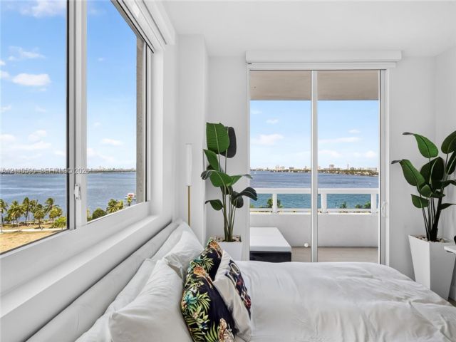 [PHOTO]
