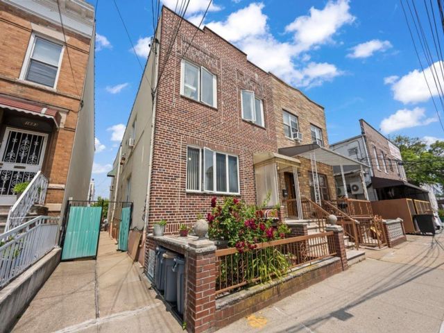 Studio,  5.00 BTH &nbsp;Multi-family style home in Bensonhurst