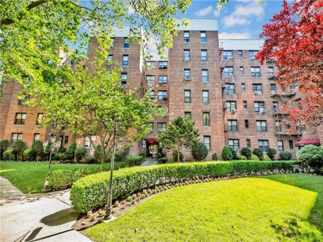  2 BR,  1.00 BTH &nbsp;Co-op style home in Marine Park