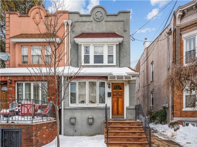  3 BR,  2.00 BTH &nbsp;Single family style home in Flatlands