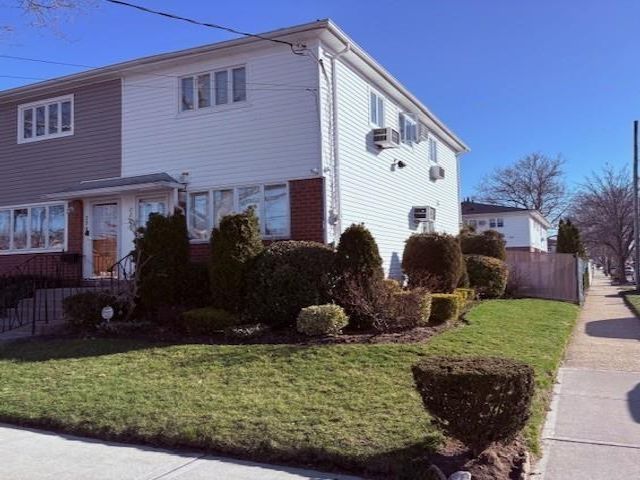  3 BR,  2.00 BTH &nbsp;Single family style home in Mill Basin