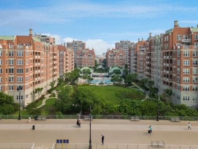  3 BR,  3.00 BTH &nbsp;Condominium style home in Brighton Beach