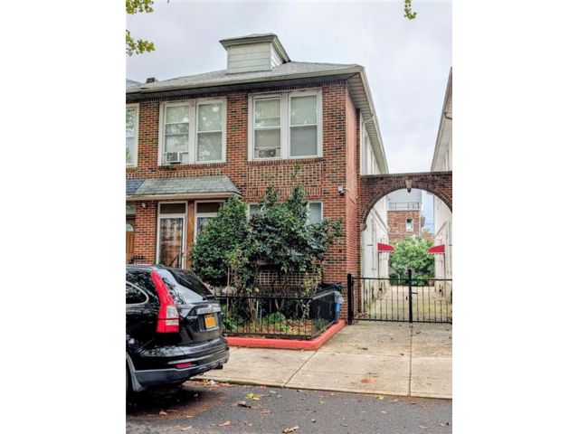  6 BR,  3.00 BTH &nbsp;Multi-family style home in Bensonhurst