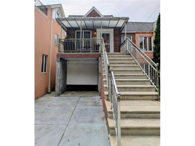  3 BR,  0.00 BTH &nbsp;Multi-family style home in Sheepshead Bay