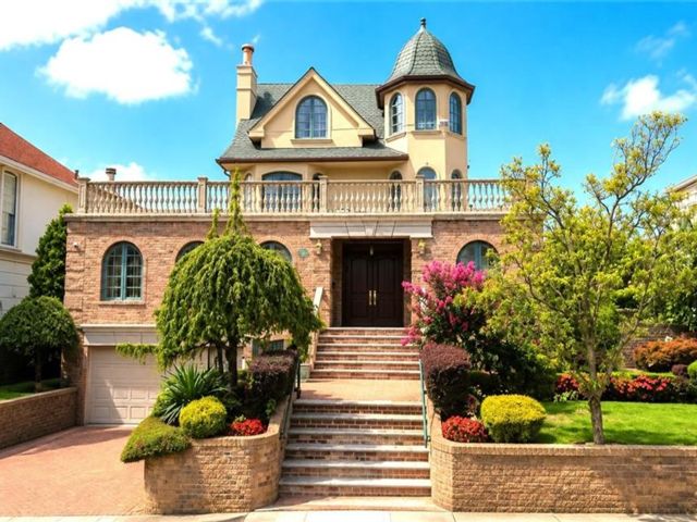  7 BR,  5.00 BTH &nbsp;Single family style home in Dyker Heights