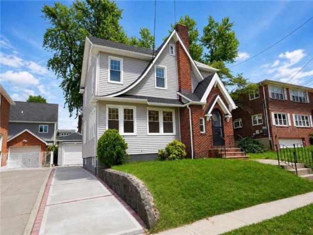  3 BR,  3.00 BTH &nbsp;Single family style home in West Brighton