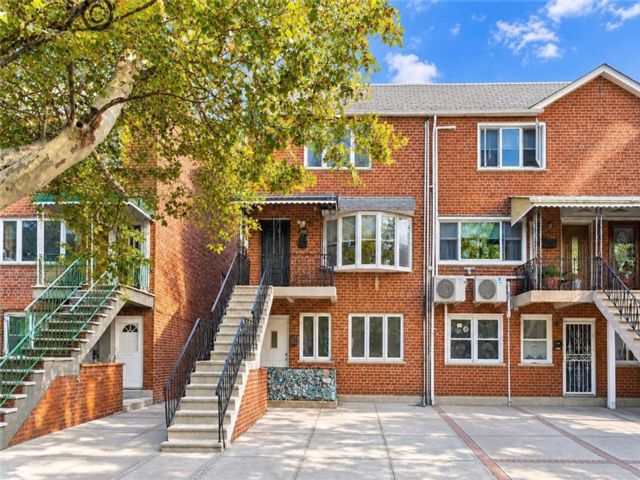  5 BR,  4.00 BTH &nbsp;Multi-family style home in Mill Basin