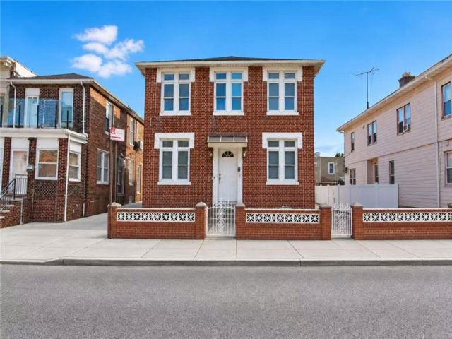  6 BR,  4.00 BTH &nbsp;Multi-family style home in Bensonhurst