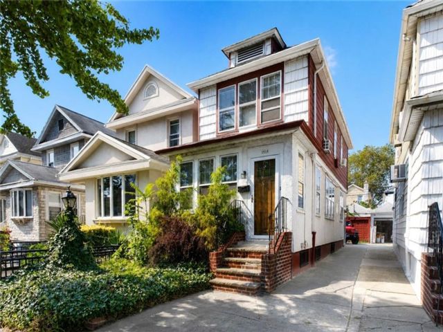  3 BR,  2.00 BTH &nbsp;Single family style home in Bensonhurst