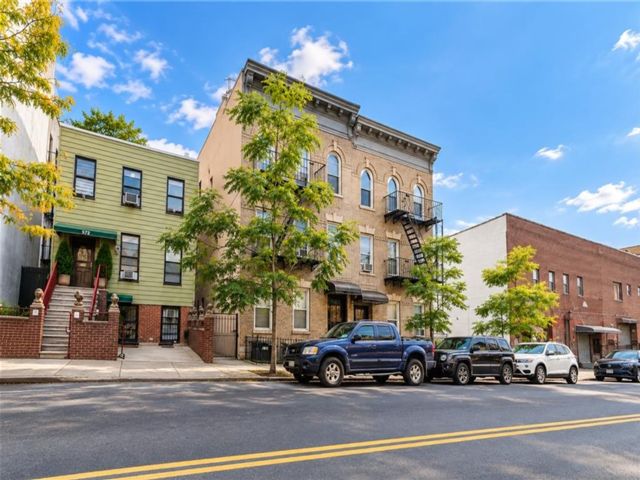  9 BR,  6.00 BTH &nbsp;Multi-family style home in Sunset Park