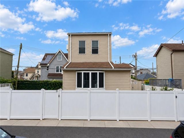  3 BR,  2.00 BTH &nbsp;Single family style home in Gerritsen Beach