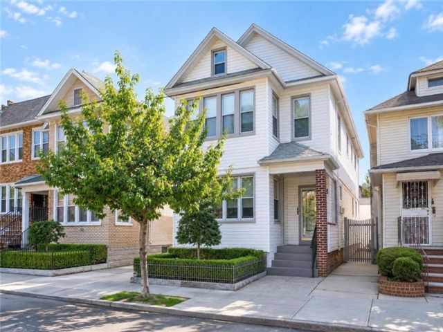  6 BR,  2.00 BTH &nbsp;Multi-family style home in Homecrest