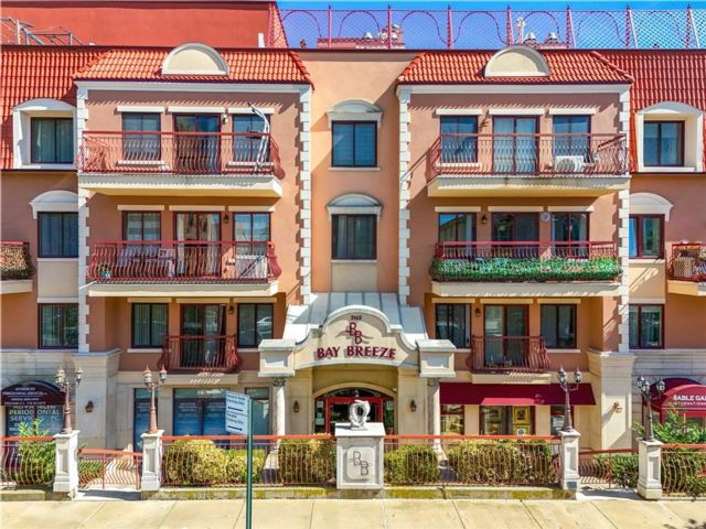  3 BR,  3.00 BTH &nbsp;Condominium style home in Sheepshead Bay