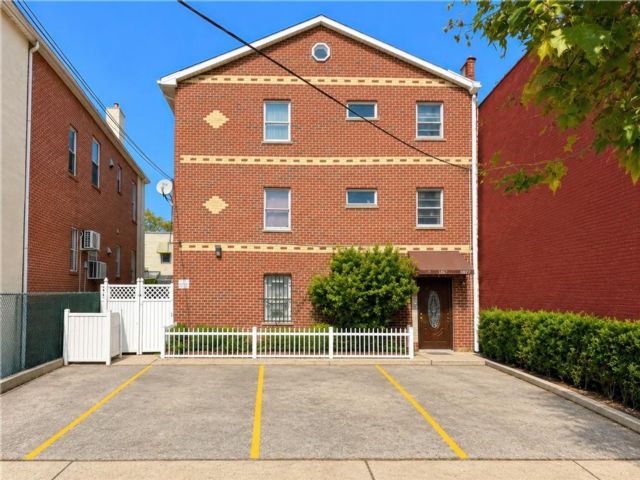  3 BR,  2.00 BTH &nbsp;Co-op style home in Dyker Heights