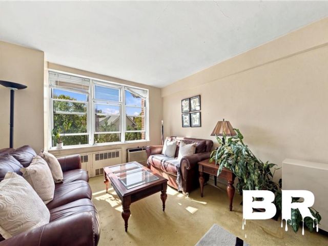  2 BR,  1.00 BTH &nbsp;Co-op style home in Midwood