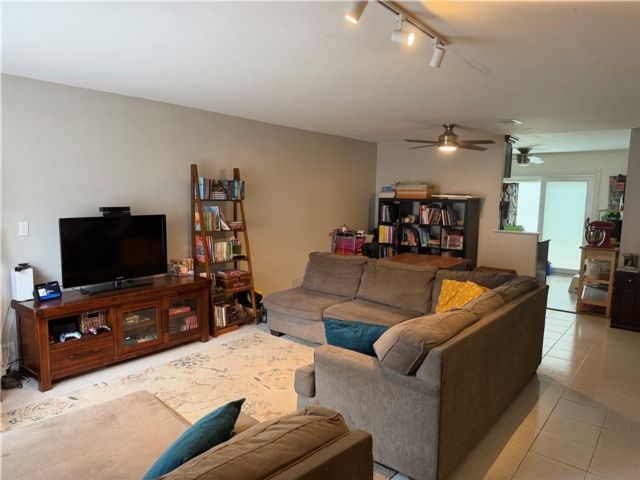  3 BR,  2.00 BTH &nbsp;Condominium style home in New Springville