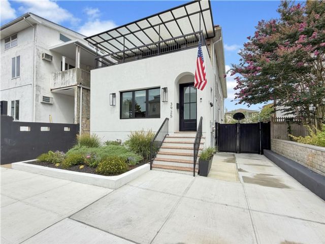  4 BR,  4.00 BTH &nbsp;Multi-family style home in Seagate