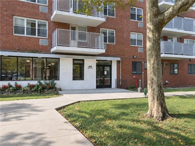  2 BR,  1.00 BTH &nbsp;Co-op style home in Gravesend