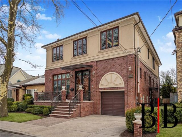  5 BR,  5.00 BTH &nbsp;Single family style home in Mill Basin
