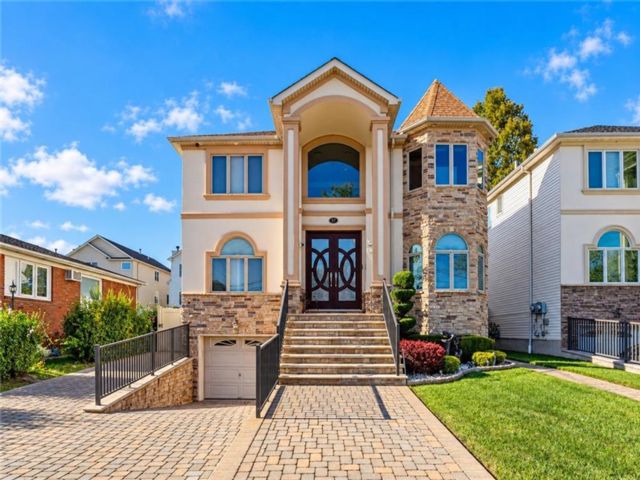  5 BR,  4.00 BTH &nbsp;Multi-family style home in Woodrow