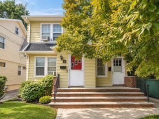  3 BR,  2.00 BTH &nbsp;Multi-family style home in Westerleigh