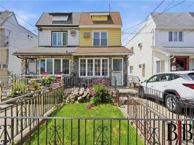  3 BR,  3.00 BTH &nbsp;Single family style home in Bergen Beach