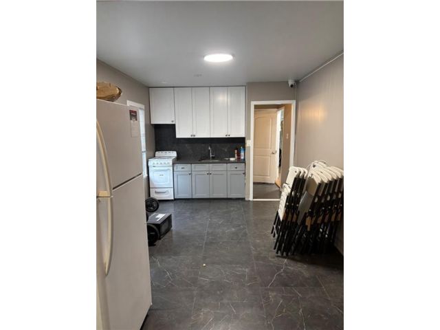  3 BR,  2.00 BTH &nbsp;Multi-family style home in Brighton Beach